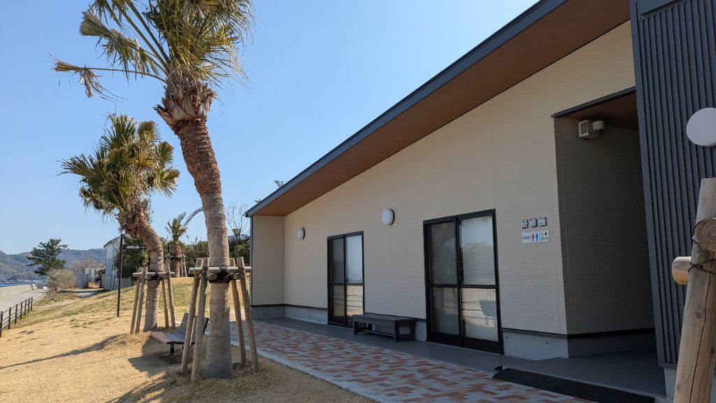 海洋プラスチックリボーンベンチ　道の駅サザンセトとうわ　２